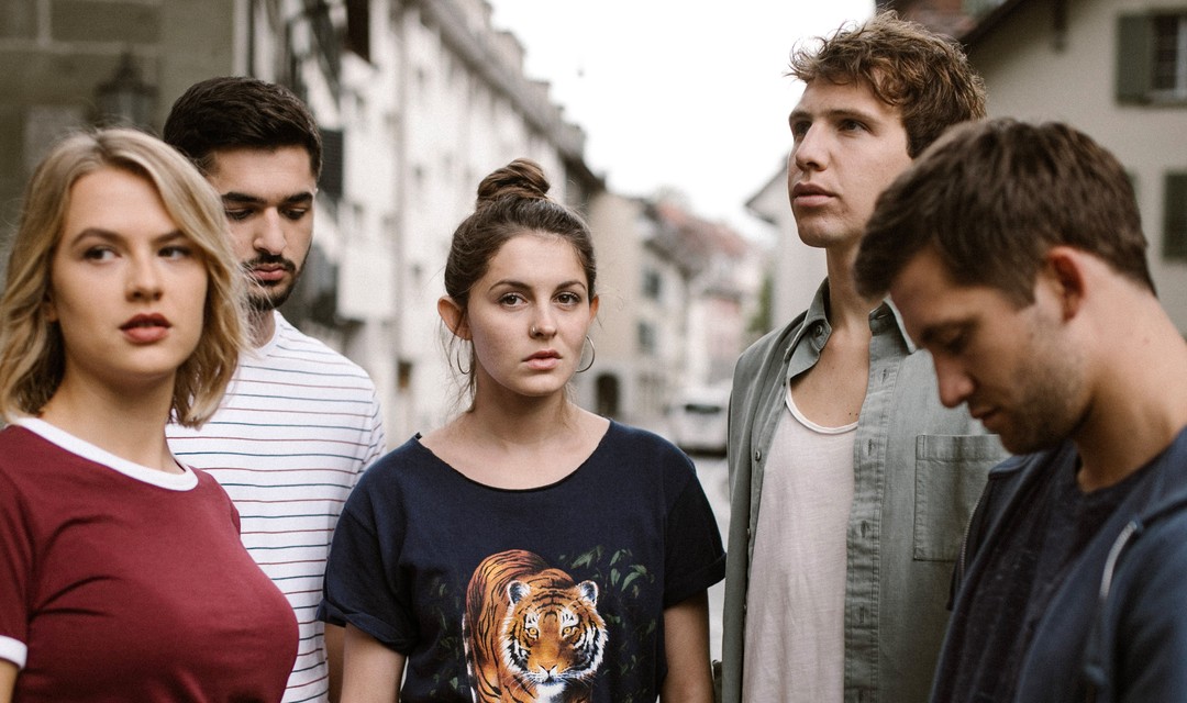 Der Cast von «Nr. 47» steht nebeneinander in der Berner Altstadt