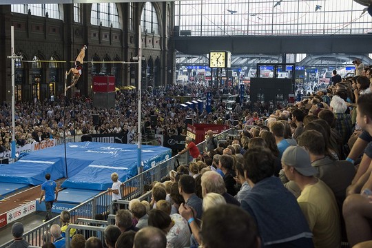 Bild von Stabhochsprung live aus dem Zürcher Hauptbahnhof