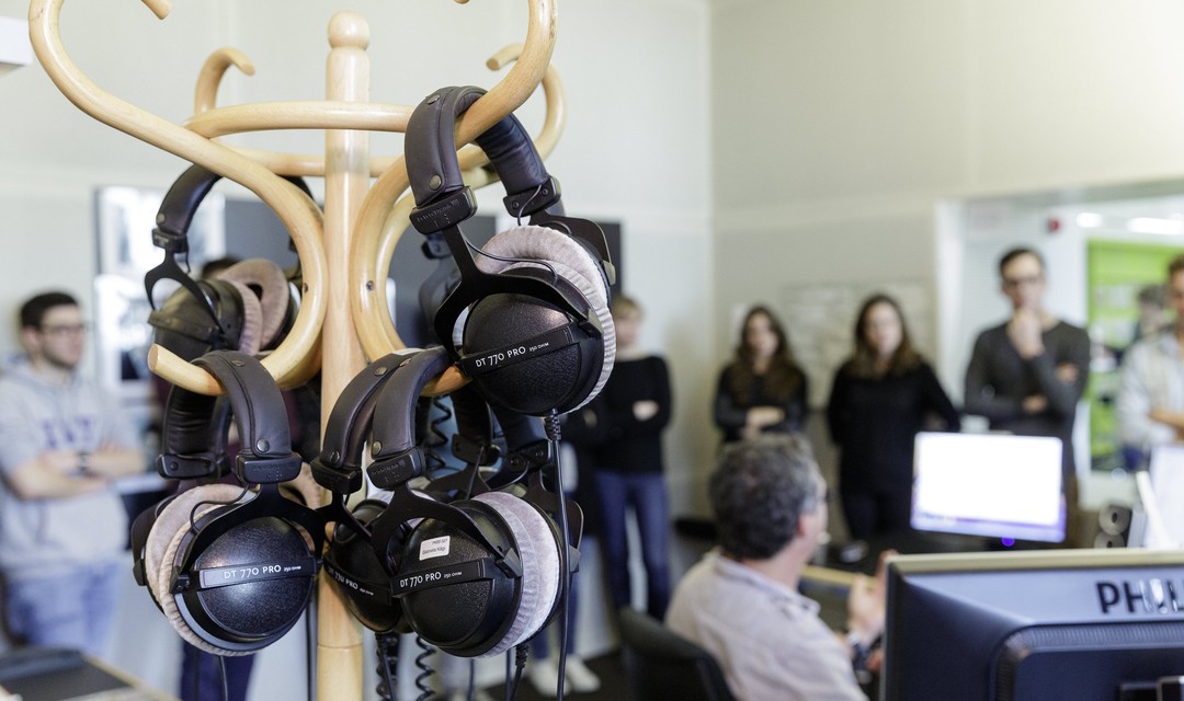 Bild von «Öpis mit Medie»: Rampensau hinter dem Mikrofon?