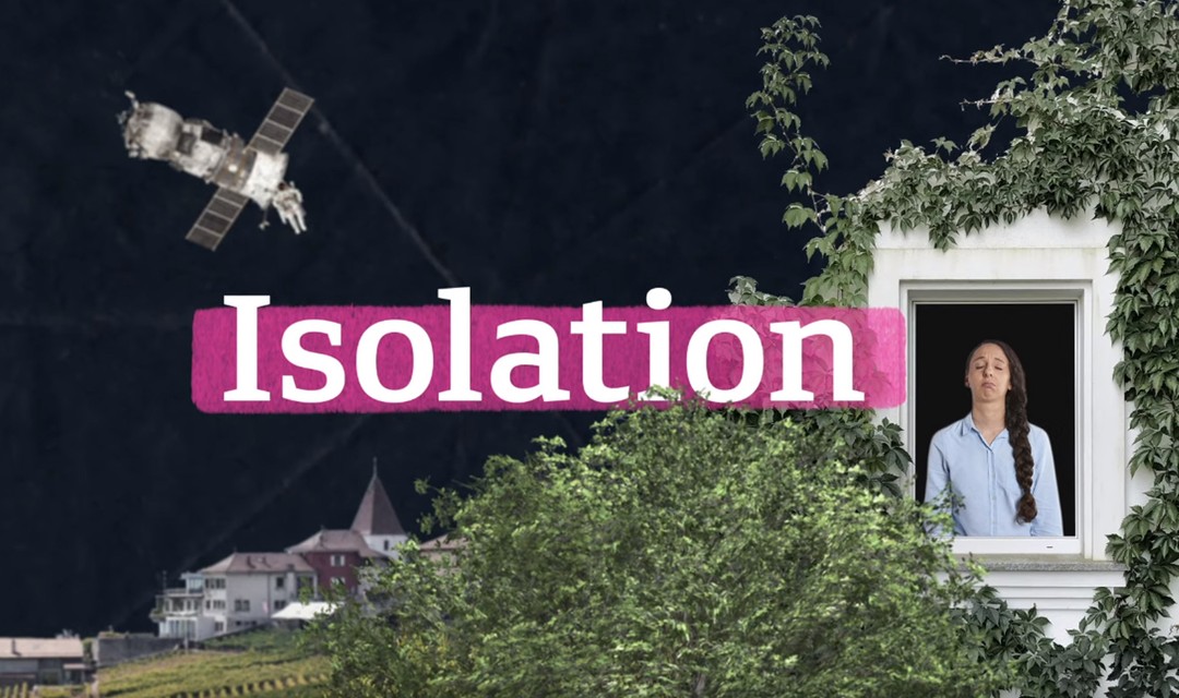 Videostill: Eine Frau schaut deprimiert aus dem Fenster, nebenan ist eine Raumsonde zu sehen