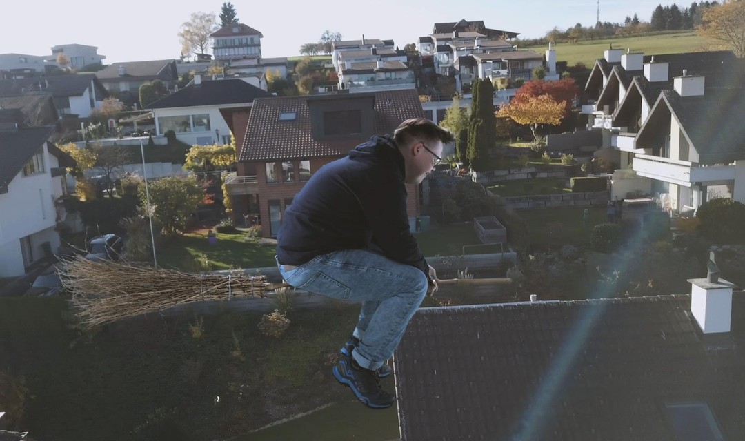 Dominic auf dem Besen im Greenscreen-Studio