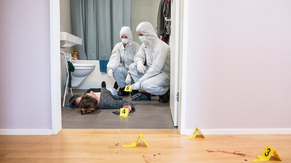 Eine Frau liegt neben einer Blutlache am Boden. Kathrin Hönegger und Tobias Müller knien daneben.