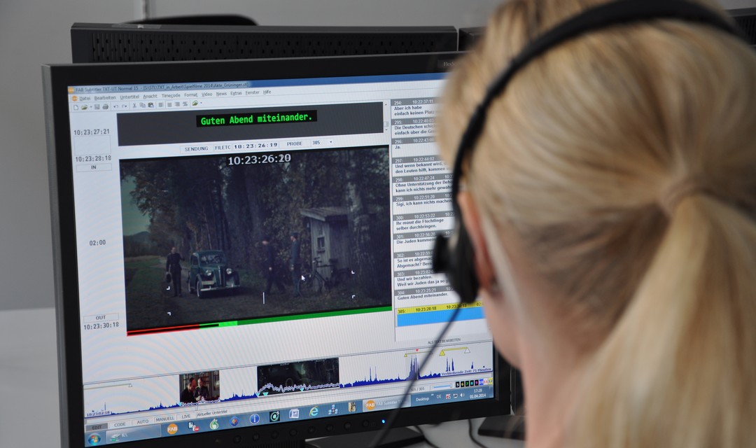Eine Untertitel-Redaktorin bei ihrer Arbeit.