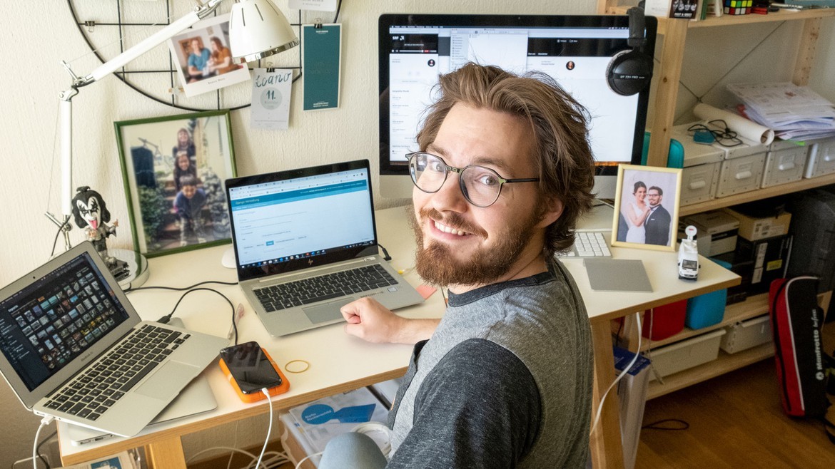 Raphael arbeitet in einem separaten Raum mit geschlossener Türe im Homeoffice