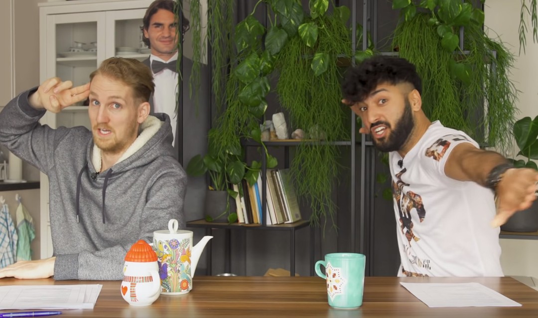 Julian und Ramin sitzen in Robins Wohnzimmer am Stubentisch