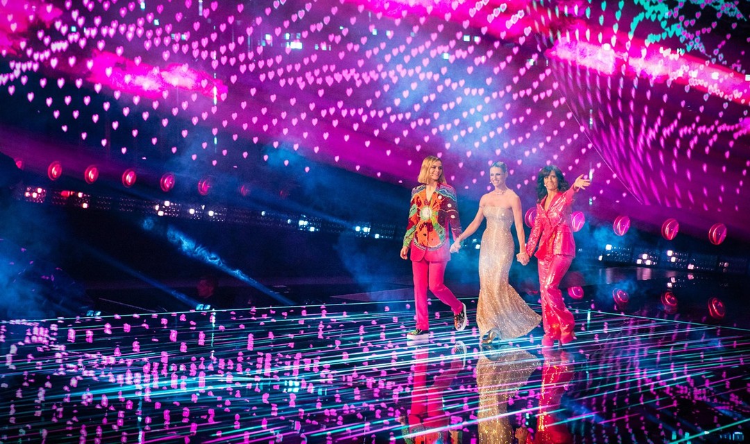 Ausschnitt aus dem ESC Finale, mit den drei Moderatorinnen auf der Bühne