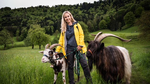 Bild von Nicole Berchtold unterwegs mit zwei Geissen