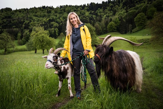 Bild von Nicole Berchtold unterwegs mit zwei Geissen