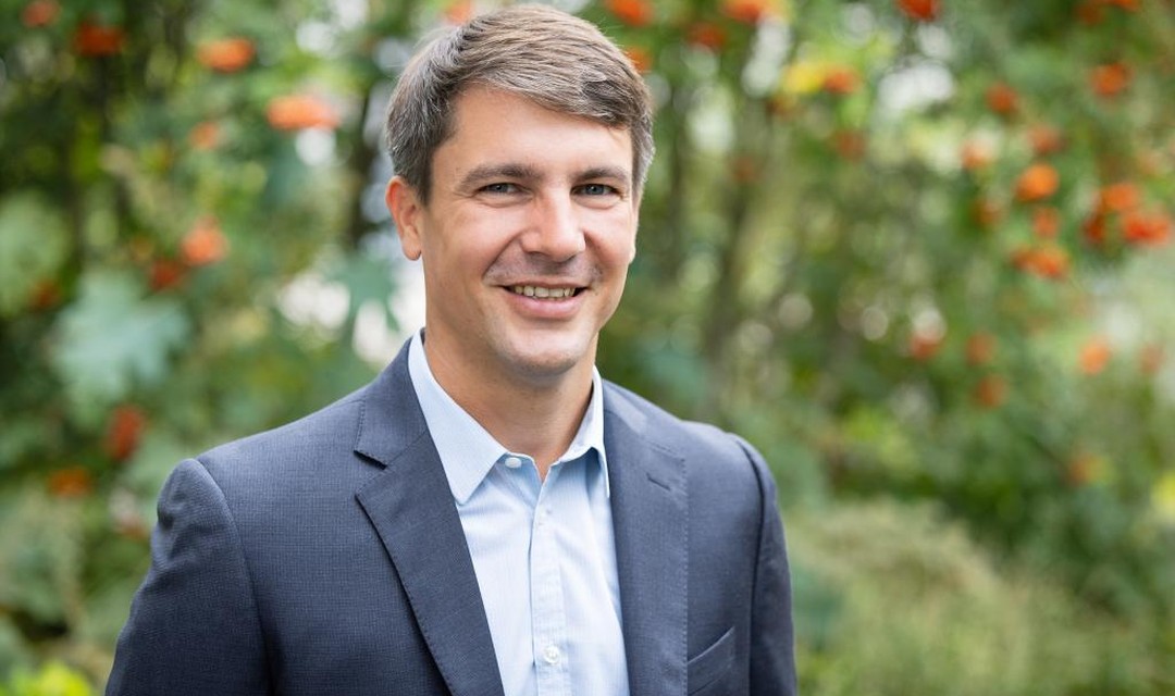 Porträt von Lukas Messmer im Freien