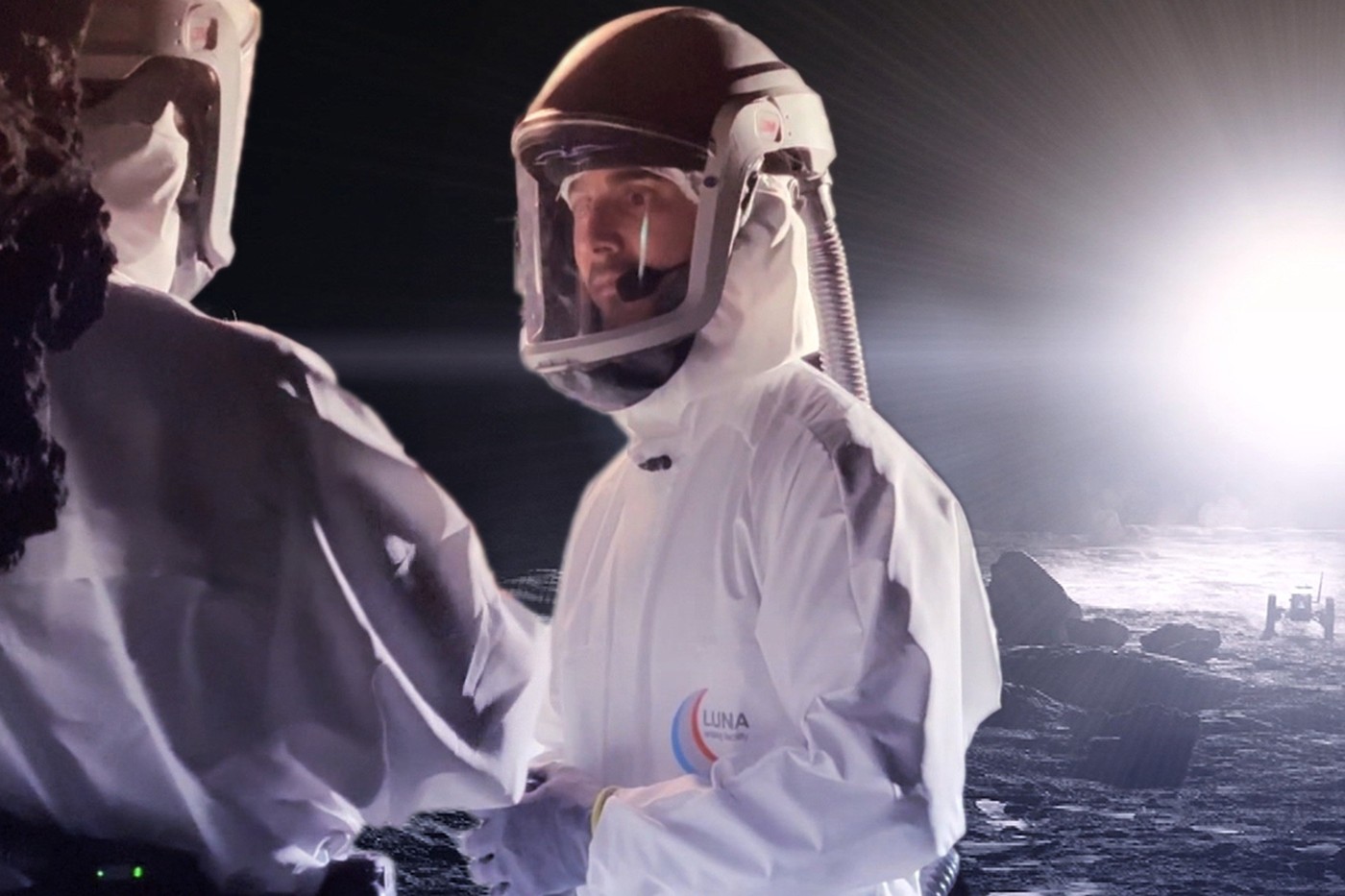 Einstein Rückkehr zum Mond: Was die Artemis-Mission erreichen will Moderator Tobias Müller in einer Mondsimulationsanlage