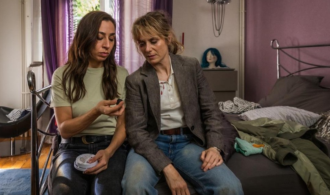 Tatort – Könige der Nacht Die Ermittlerinnen finden in der Wohnung des Opfers wichtige Hinweise: Anna Pieri Zuercher als Kommissarin Isabelle Grandjean und Carol Schuler als Kommissarin Tessa Ott
