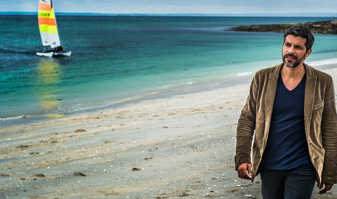 Am Strand: Pasquale Aleardi als Kommissar Dupin.