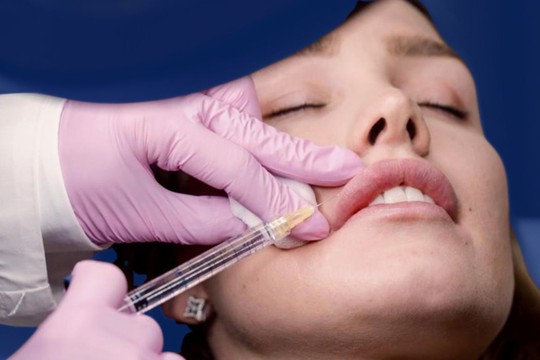 Bild von «DOK» über Schönheits-OPs: Ein relevanter Beitrag zum Diskurs über das moderne Körperbild