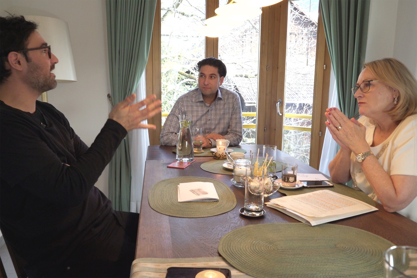 Salar, Mutter Sibylle und Bruder Geev zuhause in Chur