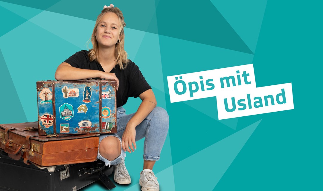 Eva stützt sich auf einem Kofferberg ab