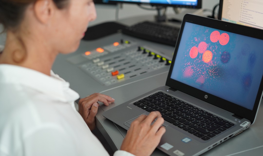 Eine SRF-Redaktorin arbeitet im Tonstudio am Podcast