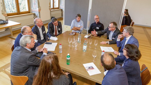 Bild von «Nah dran»: Journalisten und  Politiker im Gespräch