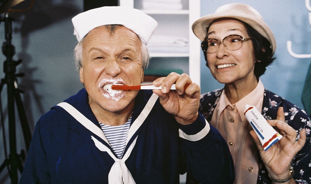 Walter Andreas Müller in einer Szene von Fascht e Familie