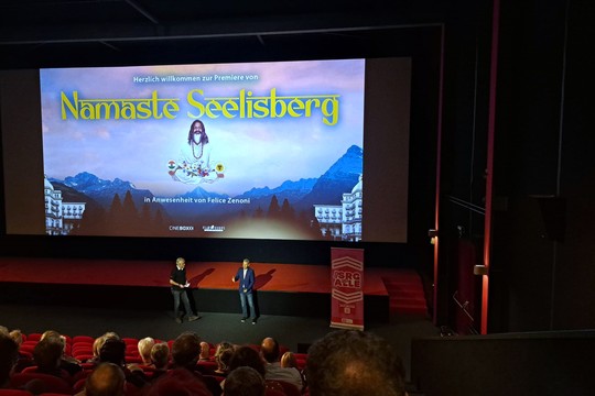 Bild von Felice Zenoni begeisterte Publikum mit Vorpremiere von «Namaste Seelisberg»