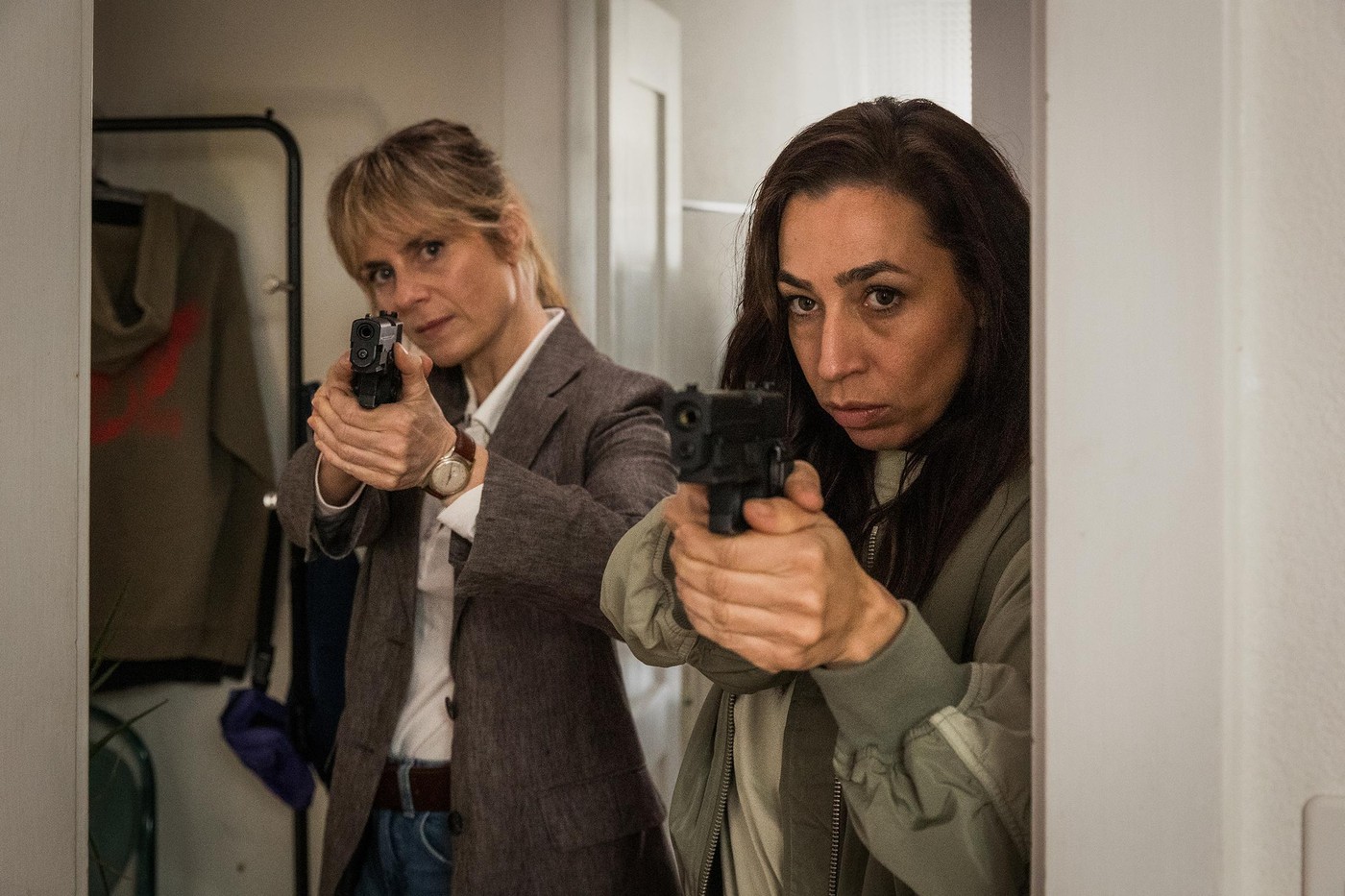 Tatort – Könige der Nacht Bekommen überraschenden Besuch in der Wohnung des Opfers: Anna Pieri Zuercher als Kommissarin Isabelle Grandjean und Tessa Ott als Kommissarin Carol Schuler