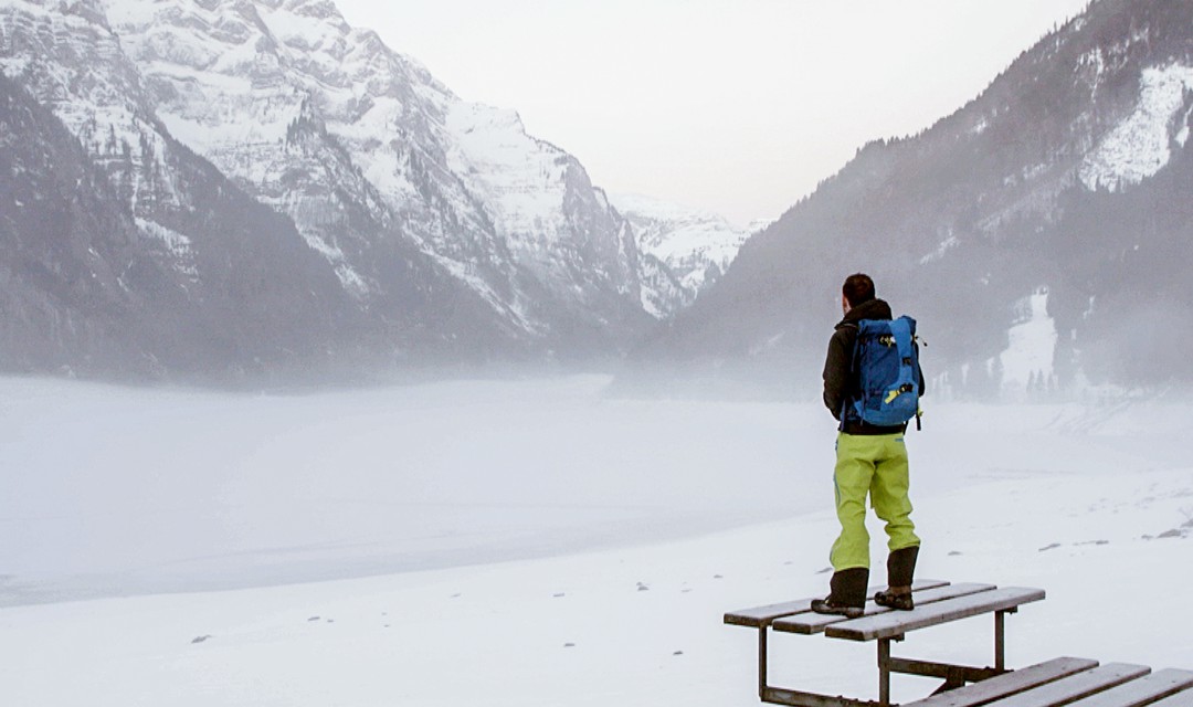 Nik Hartmann steht auf Steg vor gefrorenem See
