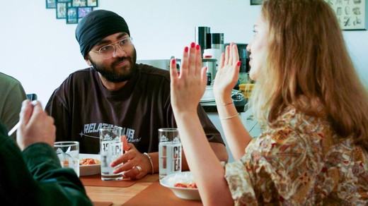 Bild von «Herdkunft»: Deep Talk am Küchenblock mit Amila Redzic