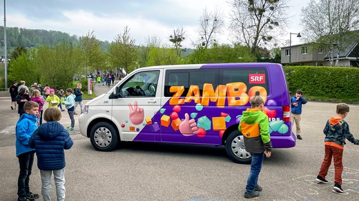 Bild von «Zambo goht i d’Schuel»: SRF Kids bringt das Mikrofon an Schulen