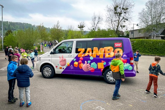Bild von «Zambo goht i d’Schuel»: SRF Kids bringt das Mikrofon an Schulen