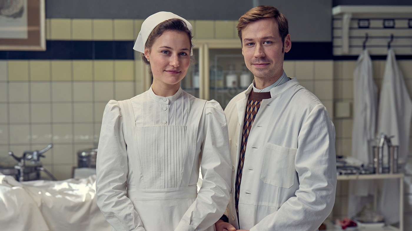 Die Hauptdarsteller:innen Dominique Devenport und David Kross in einem Operationssaal