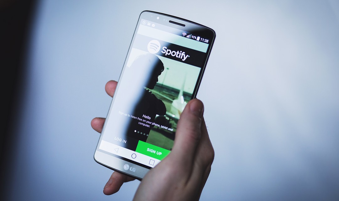 Smartphone, auf dem Spotify geöffnet ist
