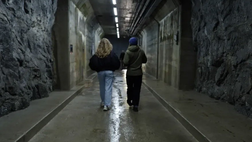 Bild von junger Frau in langem Tunnel, von hinten fotografiert