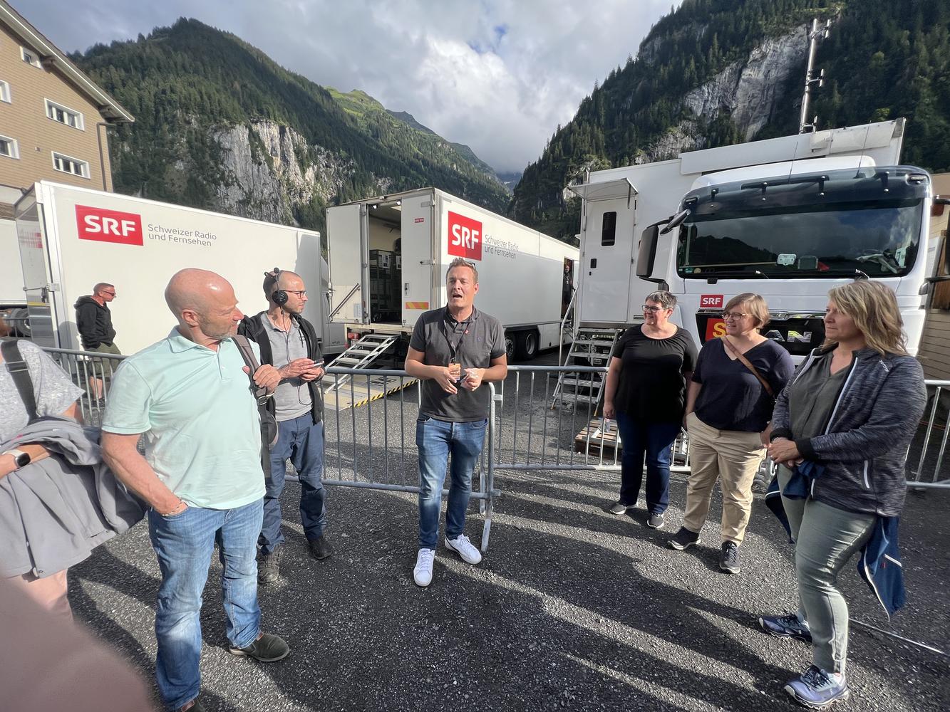 Mitglieder der SRG Uri besuchen den Sendewagen