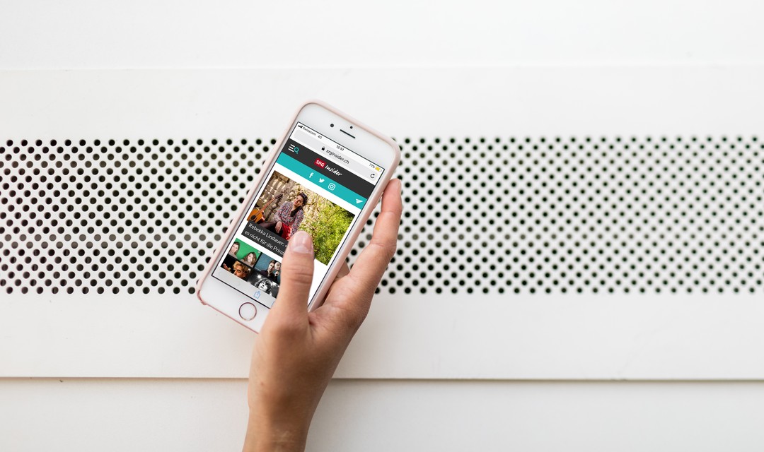 Hand halt Handy. SRG Insider Website auf Bildschrim