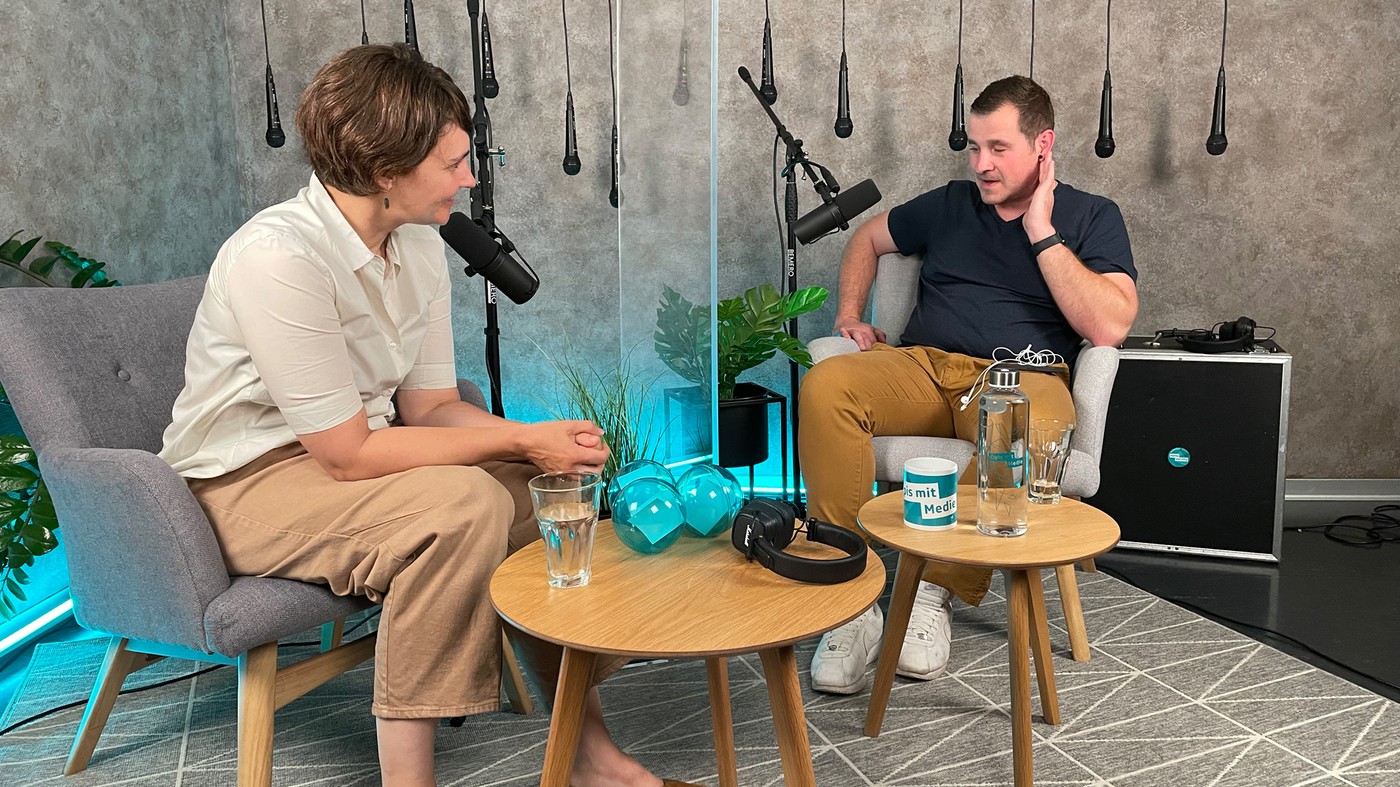 Sara Leuthold und Yves Kilchör im Studio von SRG Insider mit Podcast-Mikrofonen vor dem Gesicht