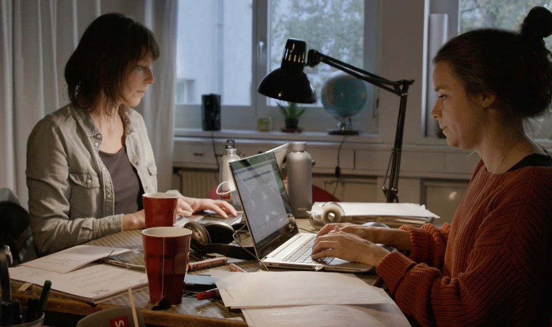 Patricia Banzer und Sabine Meyer bei der Podcastrecherche im Büro
