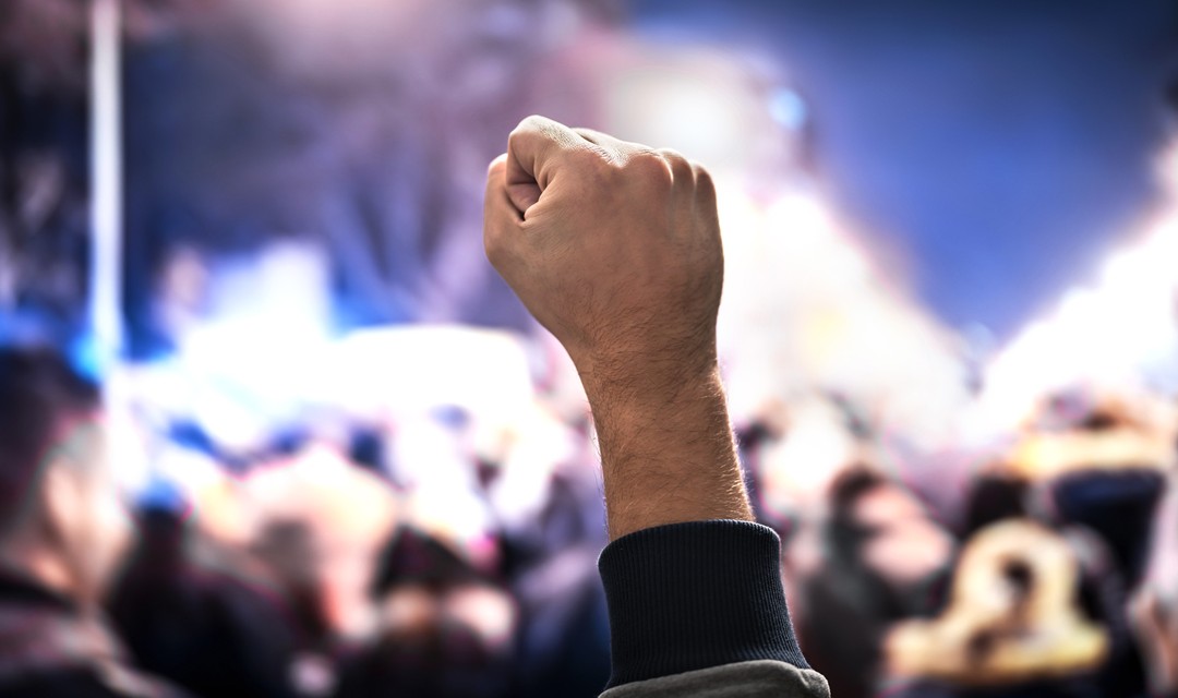 Ein Symbol der Protestbewegung: Ein Demonstrant hält seine Faust hoch
