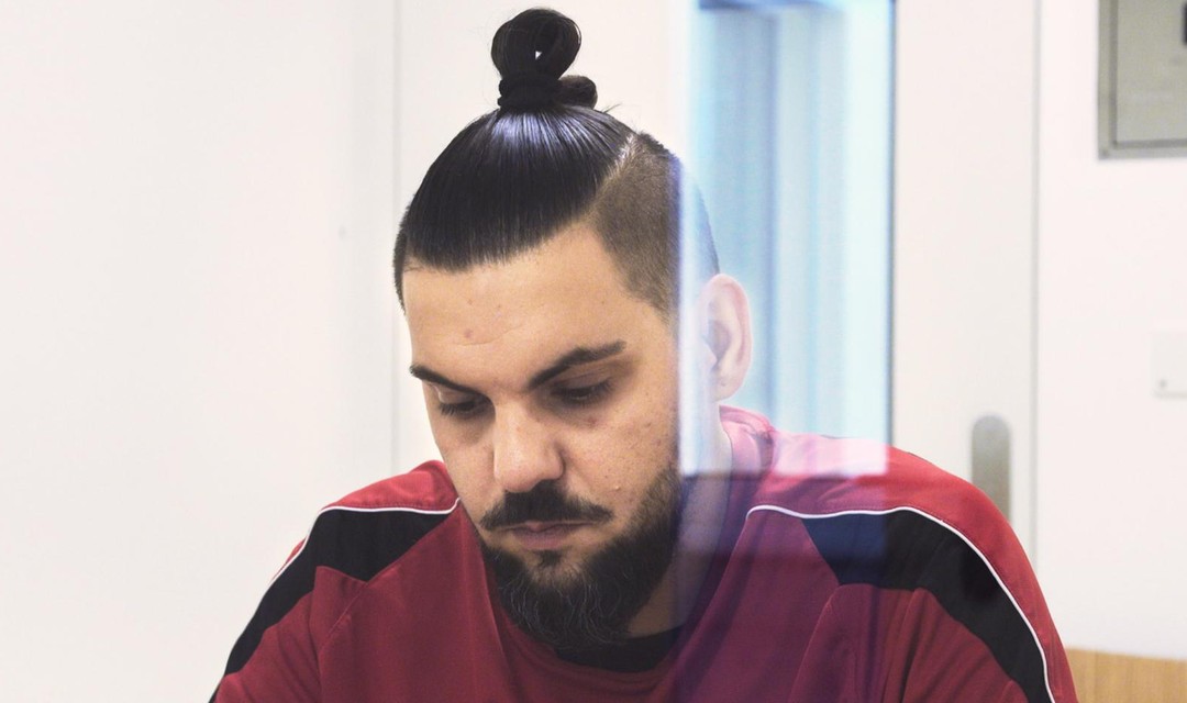 Besko sitzt nachdenklich hinter einer Glasscheibe in der JVA Cazis Tignez.