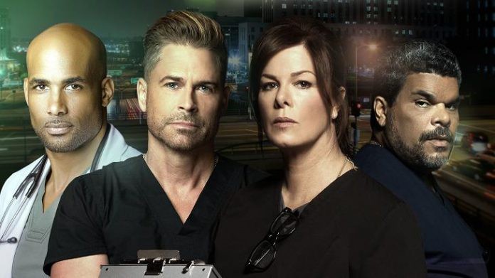 Das Ärzteteam steht vor der Skyline und schaut in die Kamera