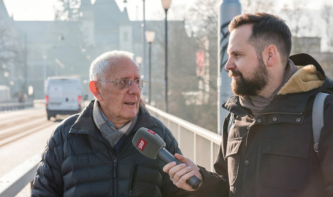 Christoph Zürcher spricht mit einem SRF-Reporter