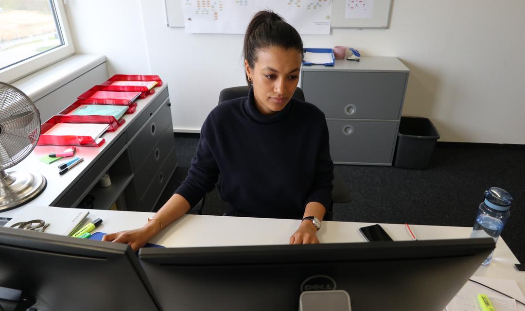 Diarra arbeitet in ihrem Büro am Computer