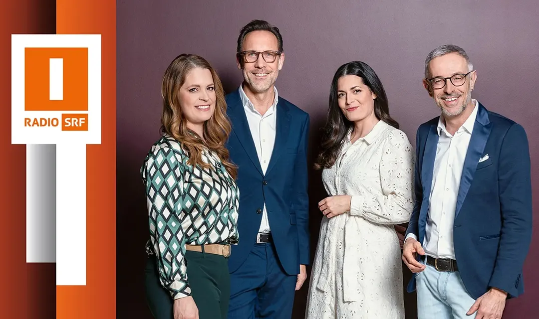 Bild von Kaffee, Gipfeli und reservierte Plätze am «Persönlich» im SRF-Studio Basel