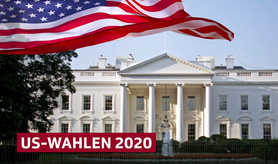 Eine wehende US-Fahne vor dem weissen Haus