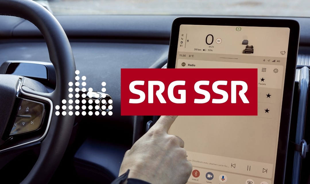 Foto eines Tablets in einem Auto, mit dem Logo der SRG SSR davor