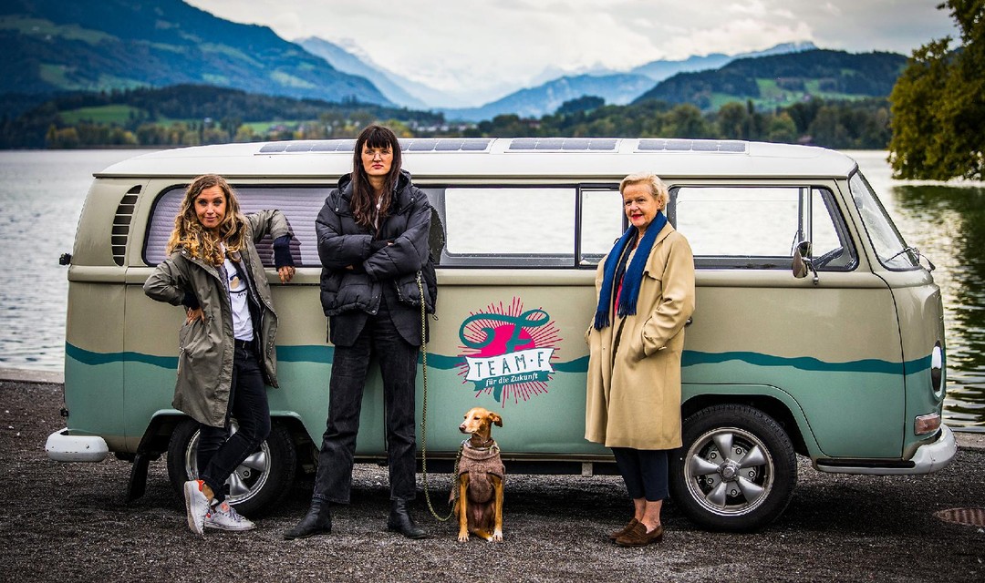 Florence Fischer, Barbara Eisl und Ernestyna Orlowska vor  dem Elektro-VW-Büssli