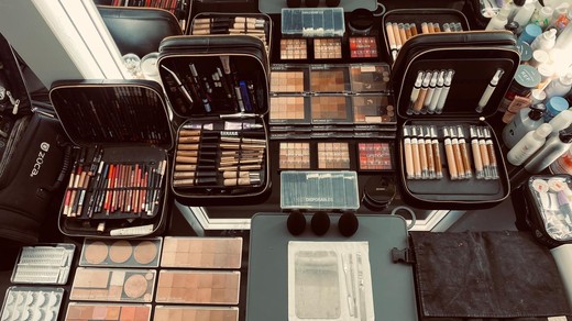 Bild von Aus der Maske #3: So wird unterwegs geschminkt