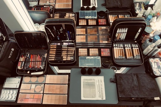 Bild von Aus der Maske #3: So wird unterwegs geschminkt