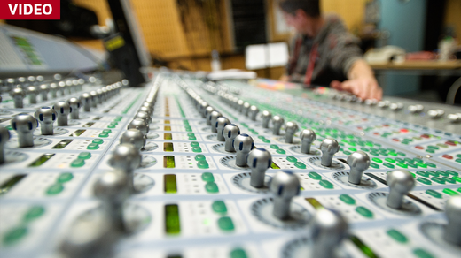 Bild von Wenn Joints im Studio den Alarm auslösen | Tschüss Radiostudio Brunnenhof (4/5) | SRG.D