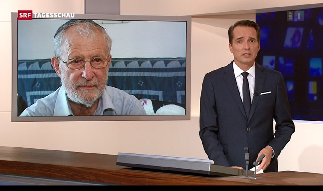 Tagesschau-Moderator Florian Inhauser, im Hintergrund Bild von Jochi Weil