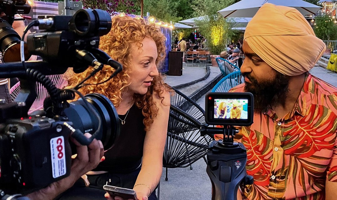 Moderatorin Yvonne Eisenring mit einem Protagonisten während den Dreharbeiten