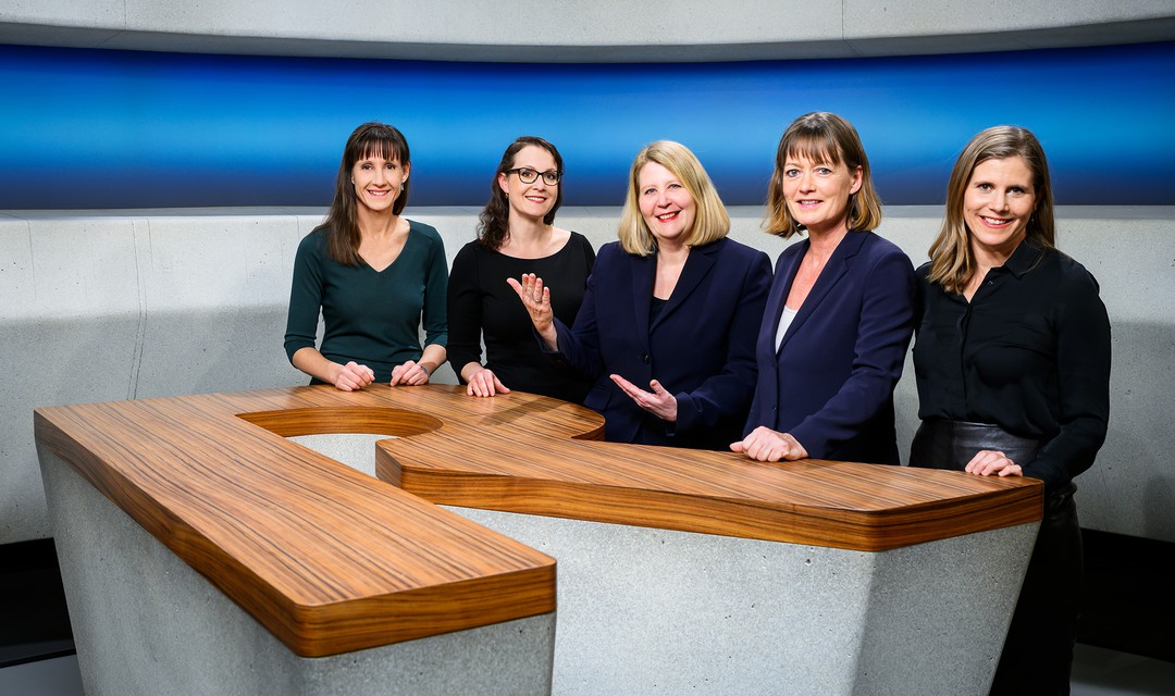 Gruppenbild der Gebärdensprachedolmetscherinnen  Barbara Bucher, Monika Beyeler, Petra Imseng, Susanne Günther-Wick und Lilian Fritz (SRF/Oscar Alessio)